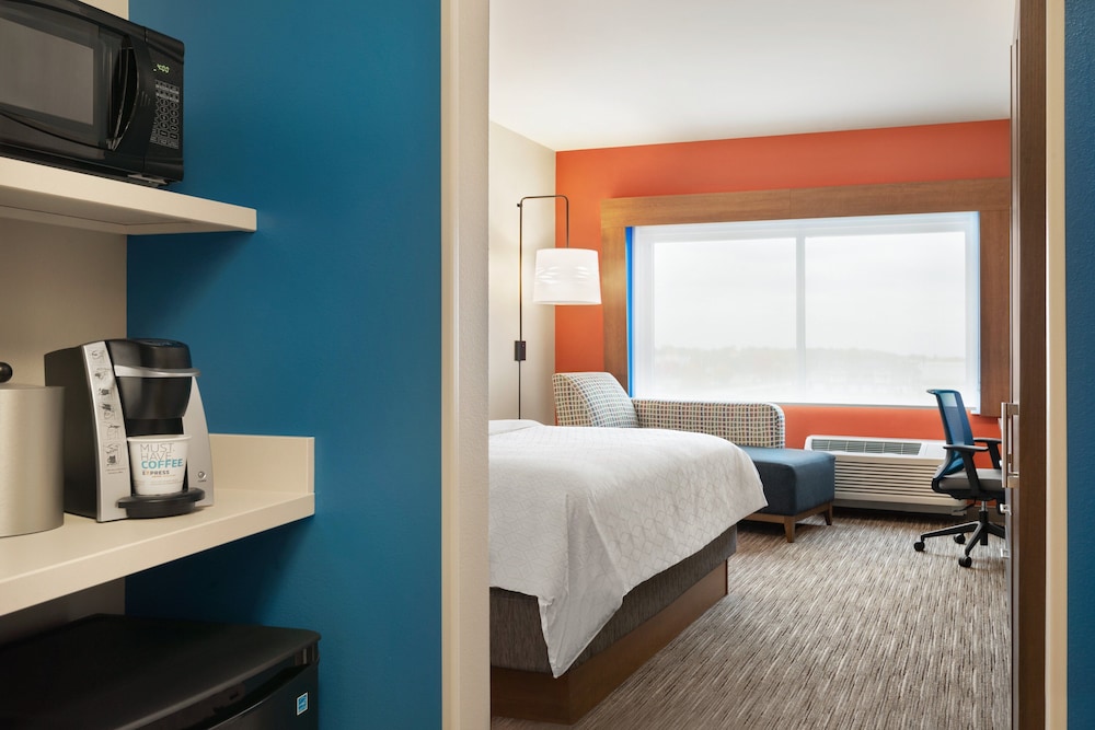 holiday inn express and suites beaver dam an ihg hotel