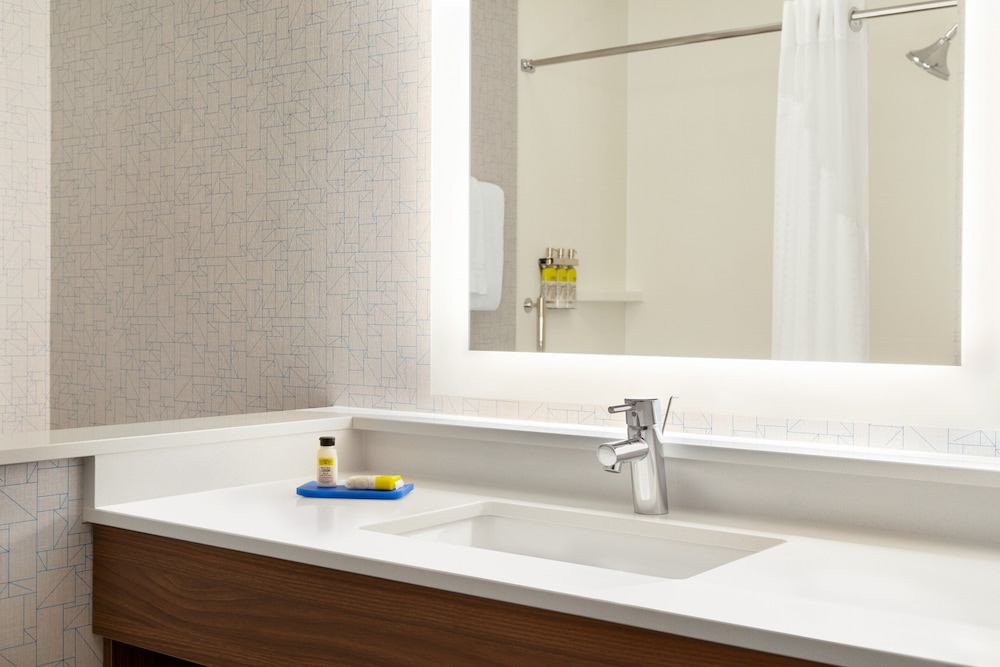 holiday inn express and suites beaver dam an ihg hotel