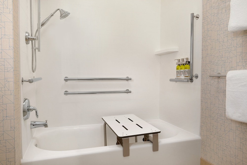 holiday inn express and suites beaver dam an ihg hotel