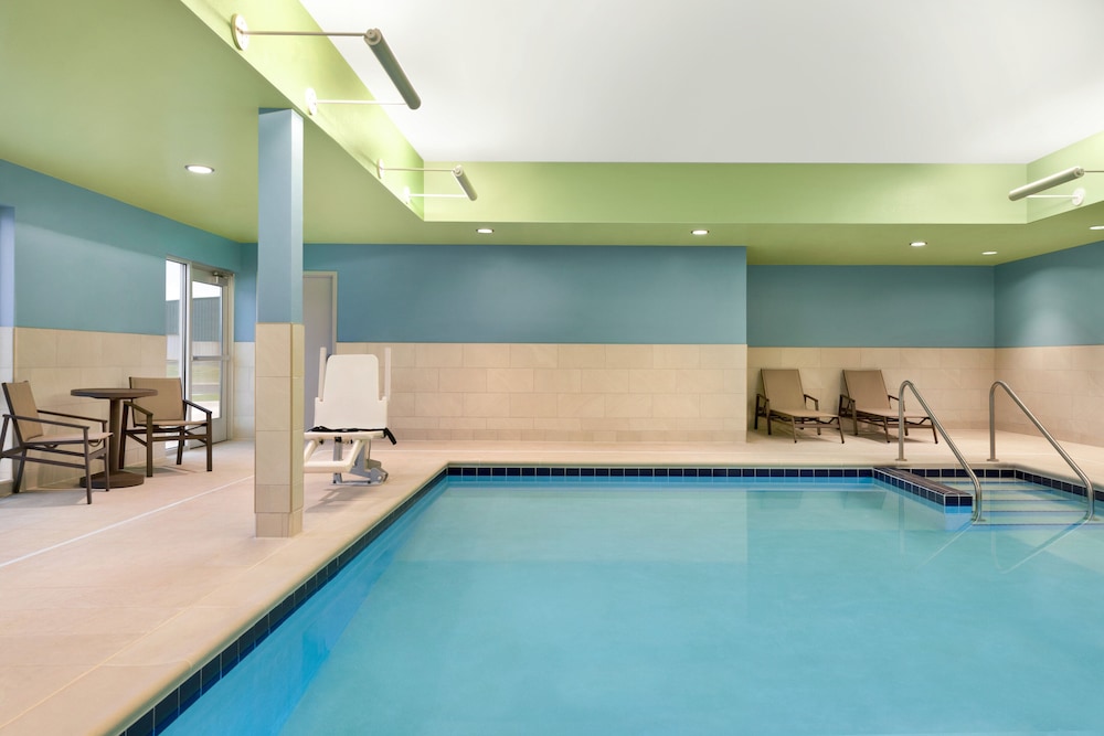 holiday inn express and suites beaver dam an ihg hotel