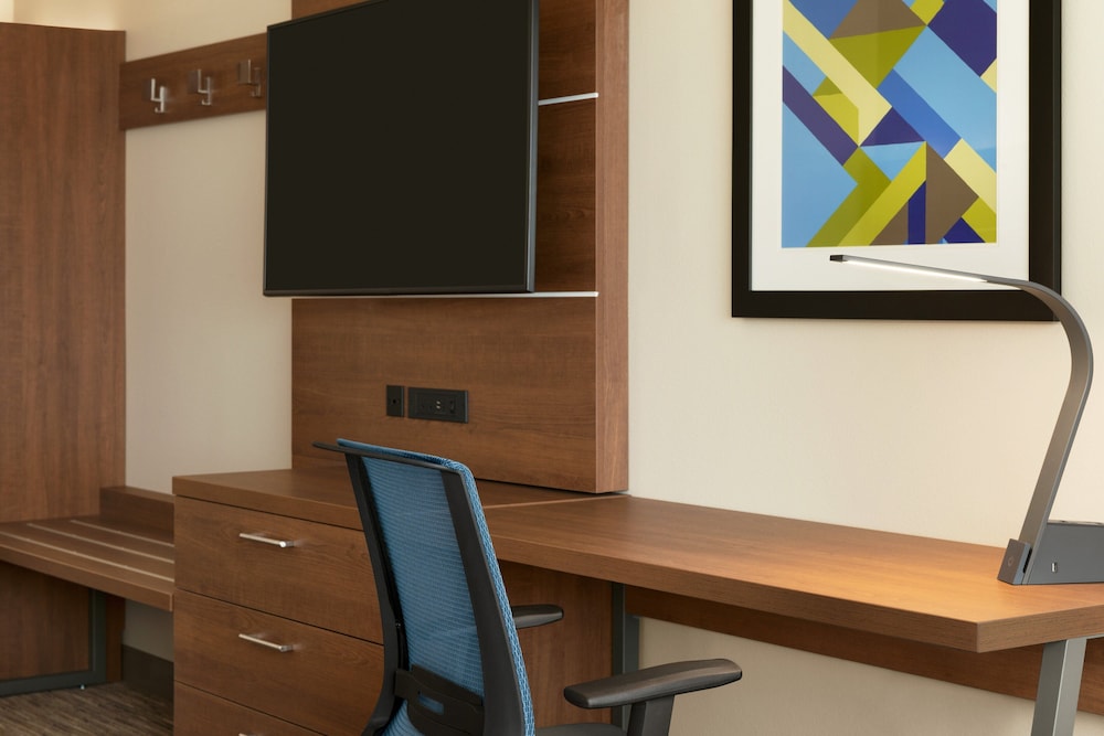 holiday inn express and suites beaver dam an ihg hotel