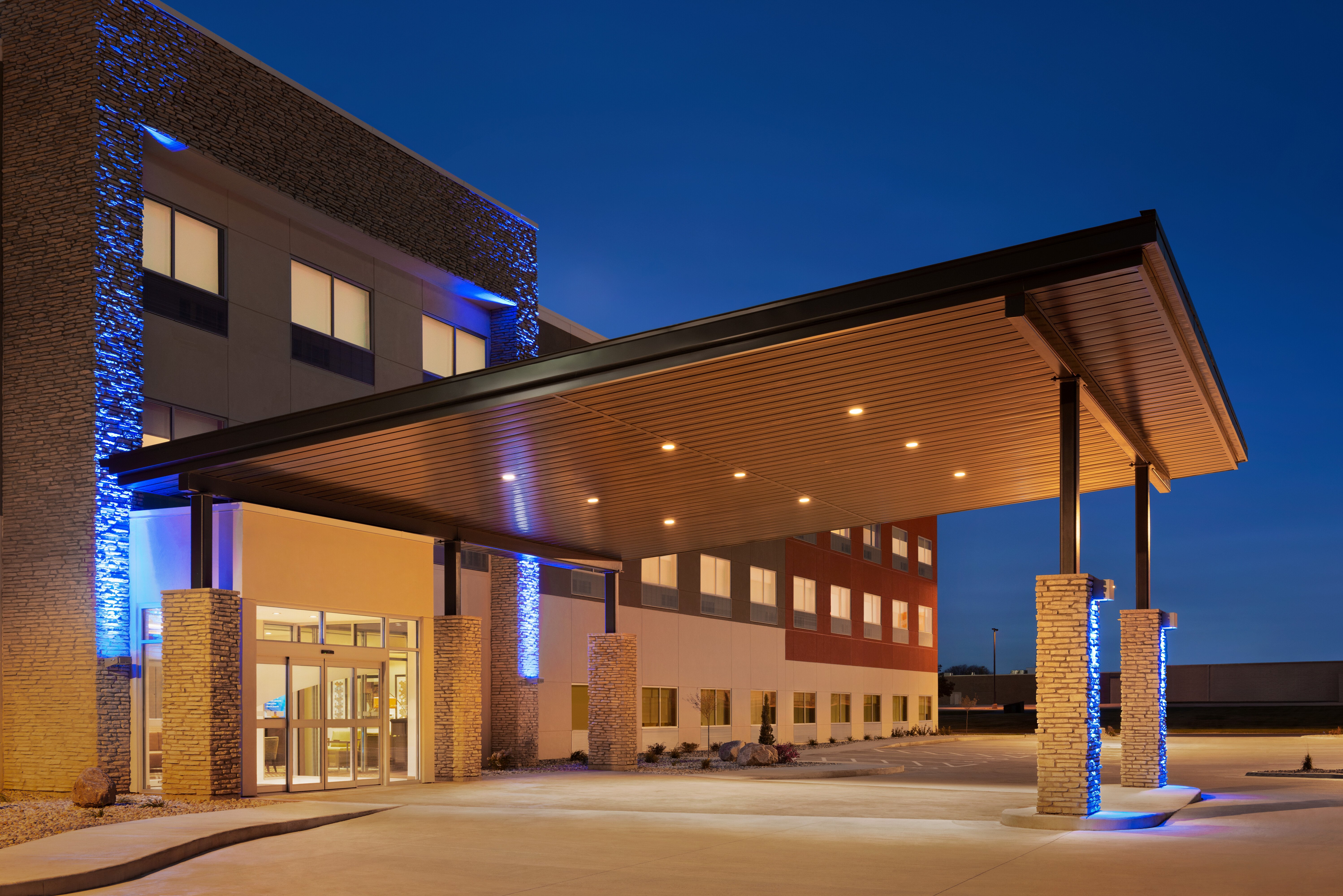 holiday inn express and suites beaver dam an ihg hotel
