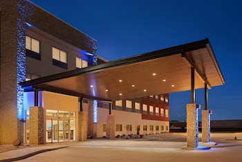 holiday inn express and suites beaver dam an ihg hotel