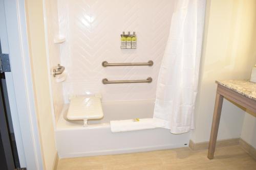 holiday inn kansas city northeast an ihg hotel