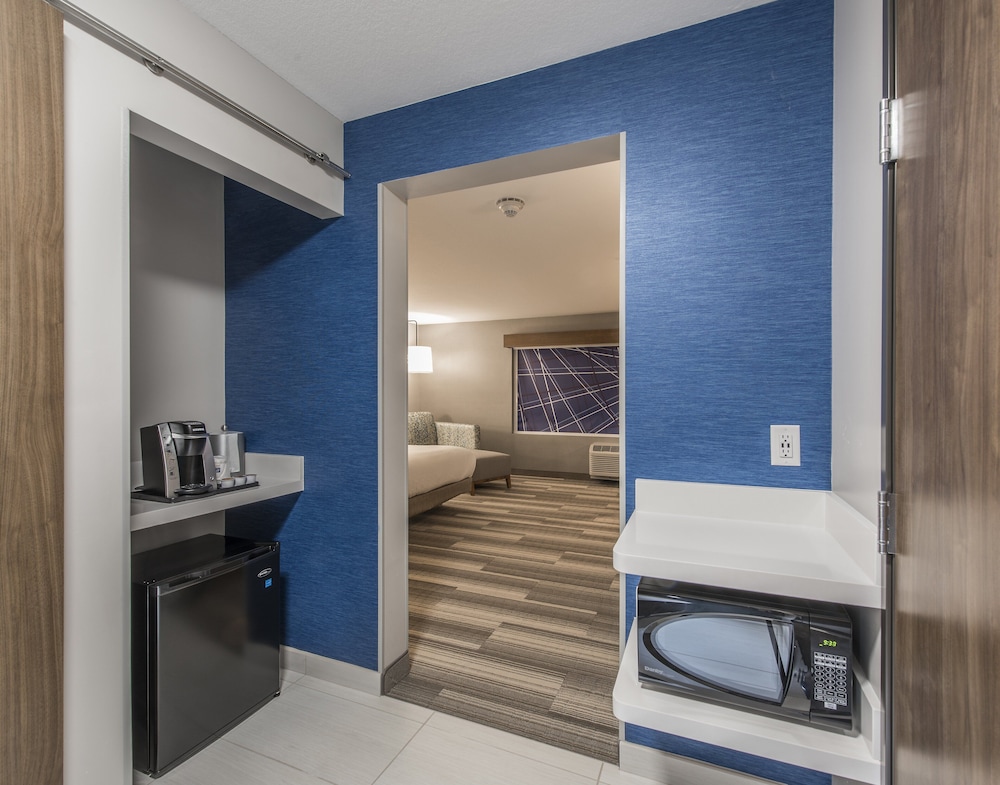 holiday inn express and sts phoenix n happy valley