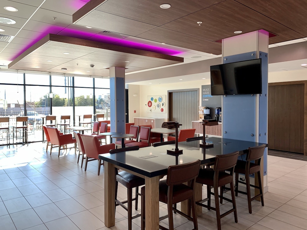 holiday inn express and sts phoenix n happy valley