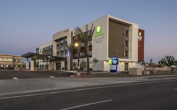 Holiday Inn Express & Sts Phoenix N - Happy Valley,Phoenix>>Deer Valley,2.5 star