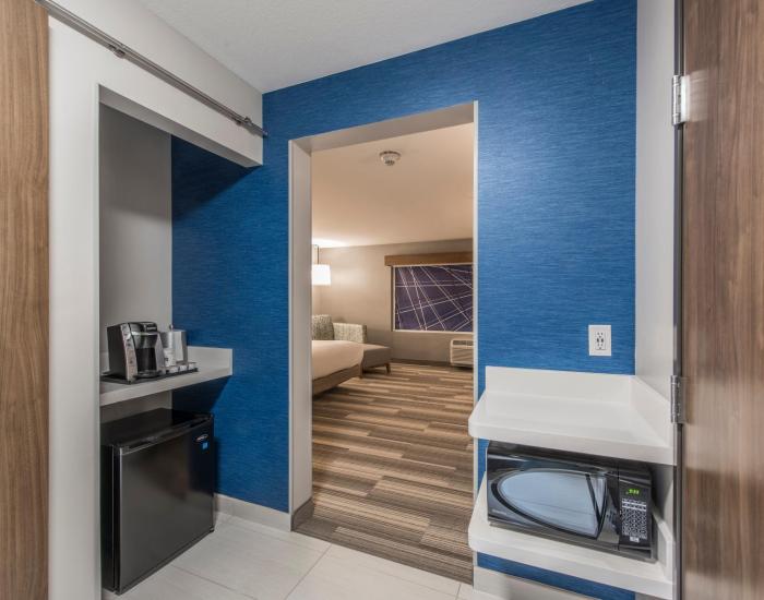 holiday inn express and sts phoenix n happy valley