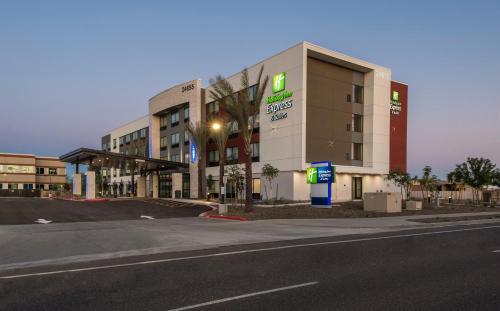 holiday inn express and sts phoenix n happy valley