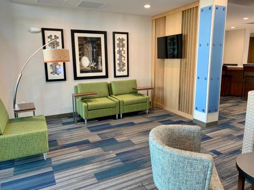 holiday inn express and sts phoenix n happy valley