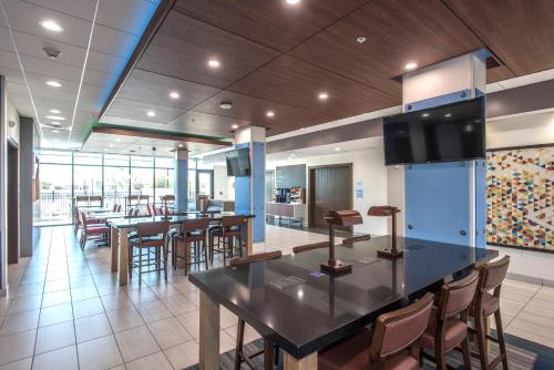holiday inn express and sts phoenix n happy valley