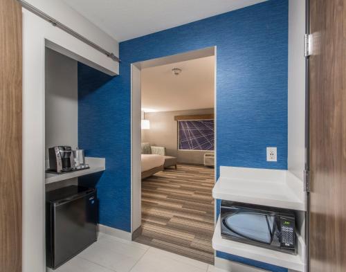holiday inn express and sts phoenix n happy valley