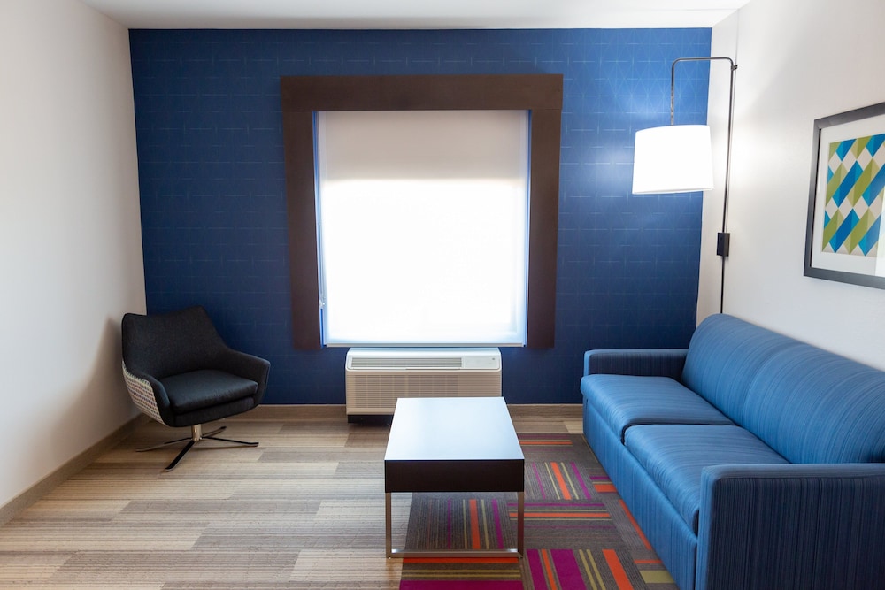 holiday inn express and suites kingfisher an ihg hotel