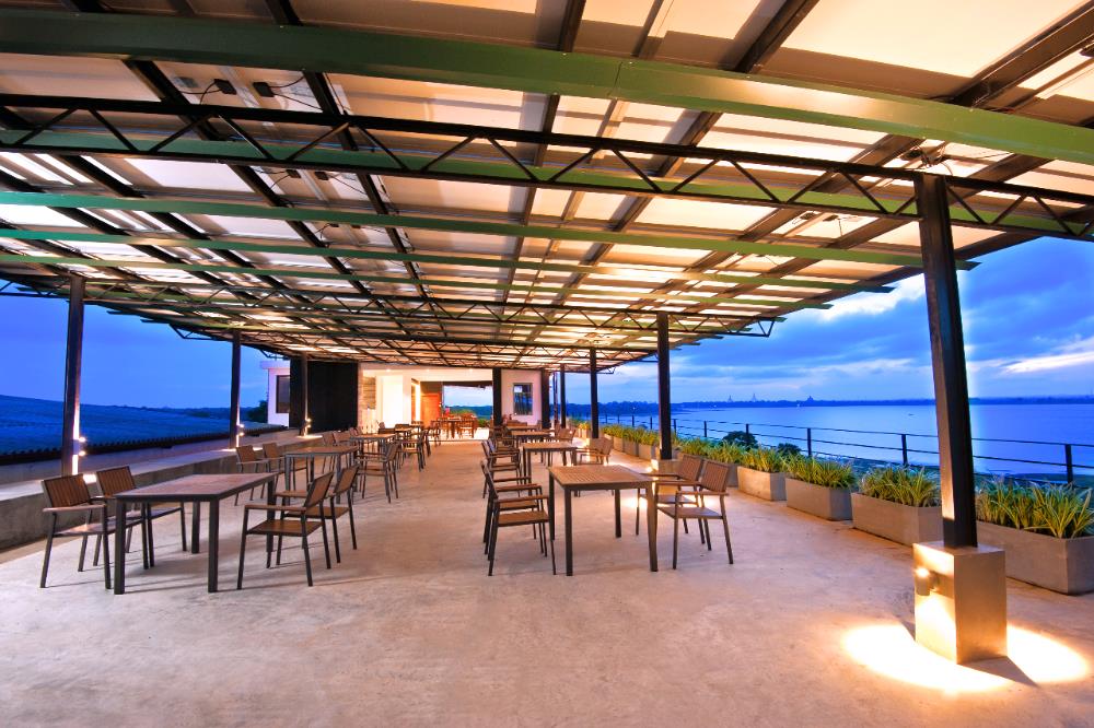 the lake forest hotel