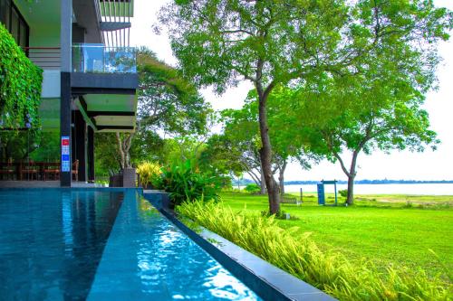 the lake forest hotel