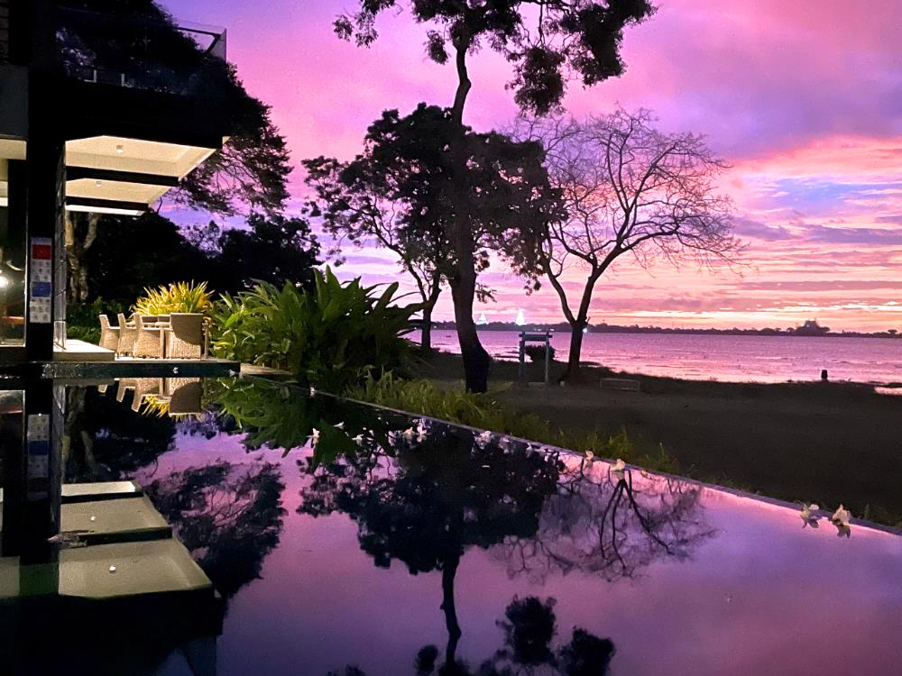 the lake forest hotel