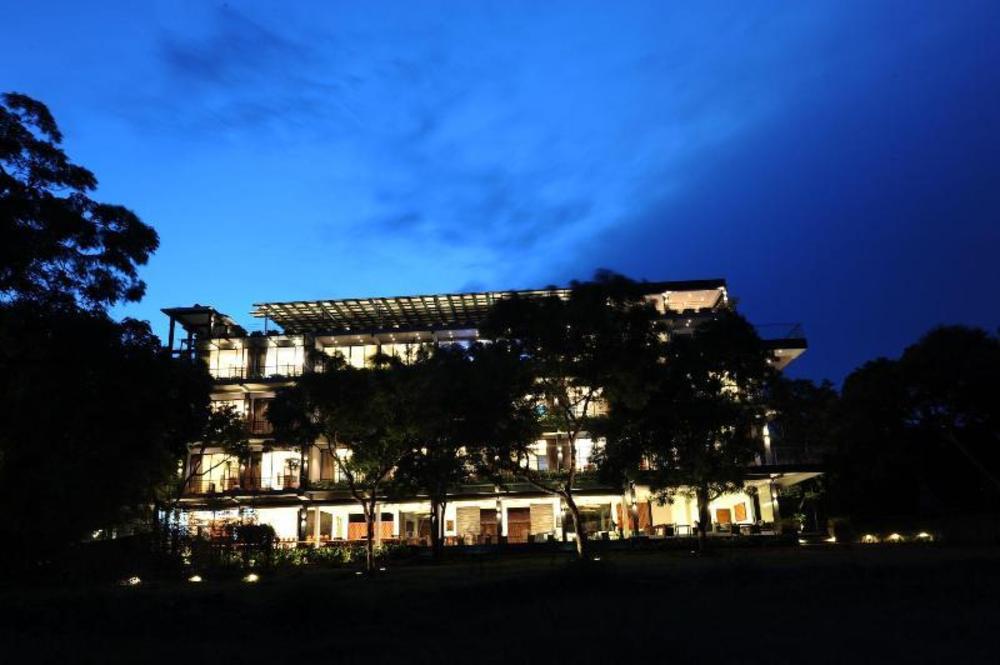 the lake forest hotel