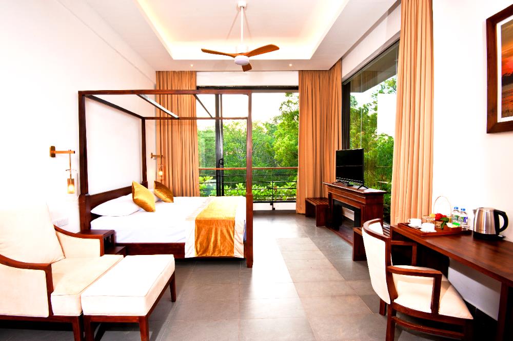 the lake forest hotel