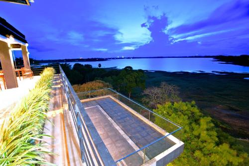 the lake forest hotel