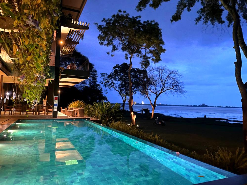 the lake forest hotel