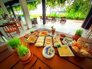 the lake forest hotel