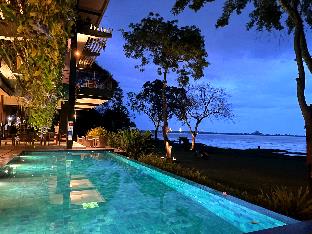 the lake forest hotel