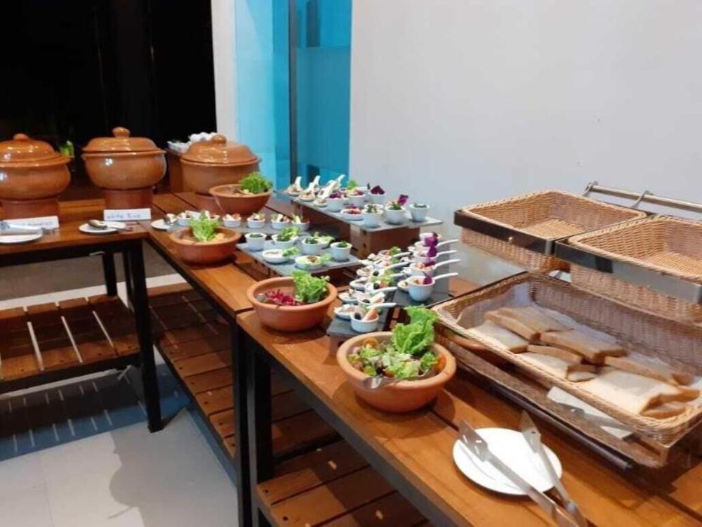 the lake forest hotel