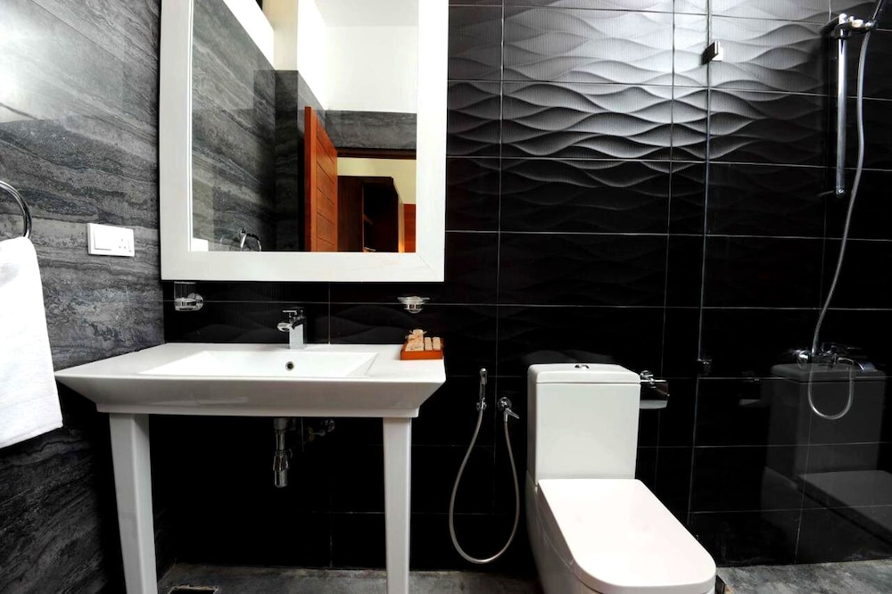 the lake forest hotel