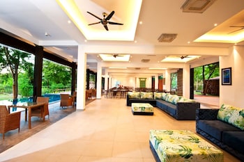 the lake forest hotel