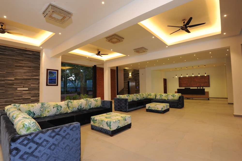 the lake forest hotel