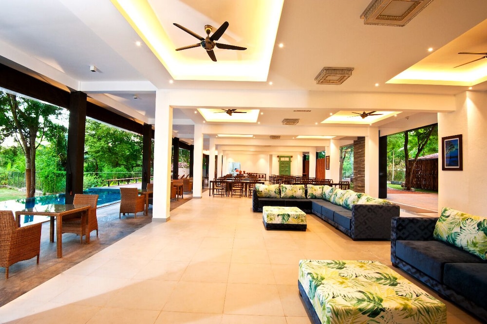 the lake forest hotel