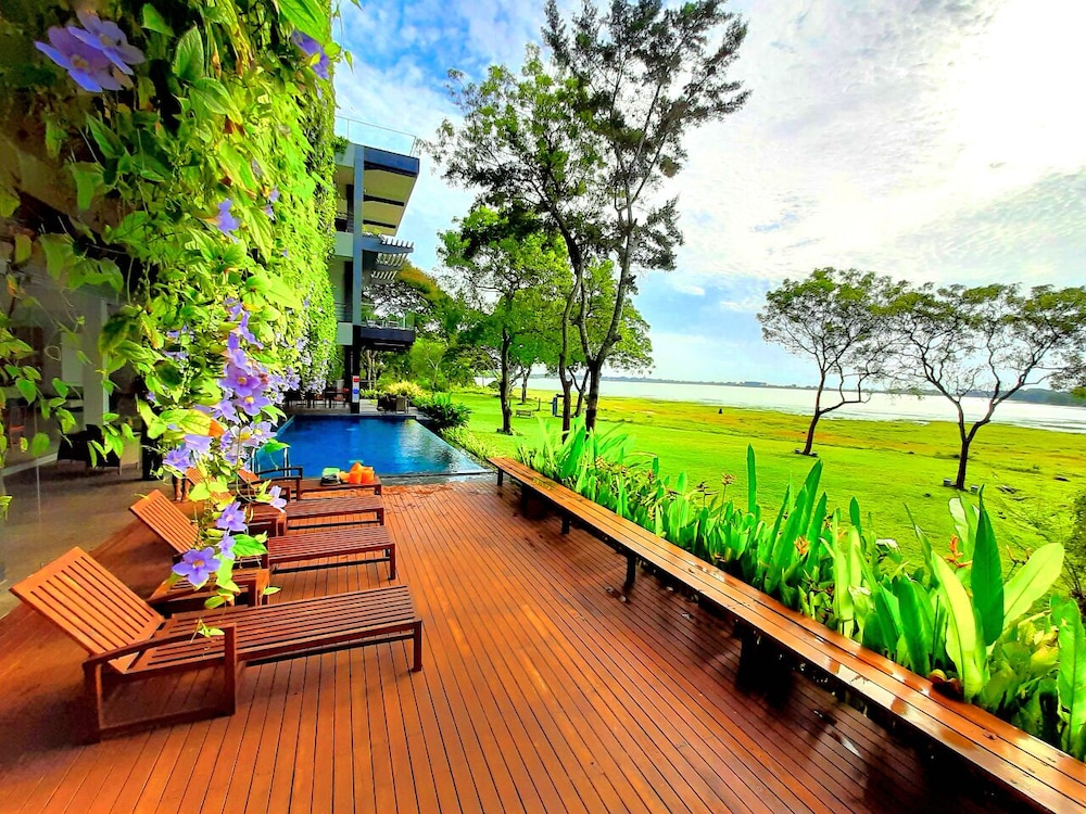 the lake forest hotel