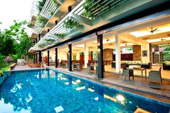 the lake forest hotel