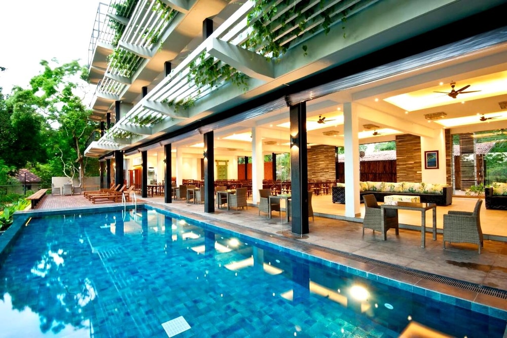 the lake forest hotel