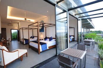 the lake forest hotel