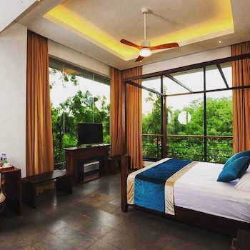 the lake forest hotel