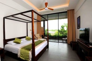 the lake forest hotel