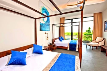 the lake forest hotel