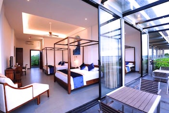 the lake forest hotel