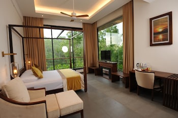 the lake forest hotel