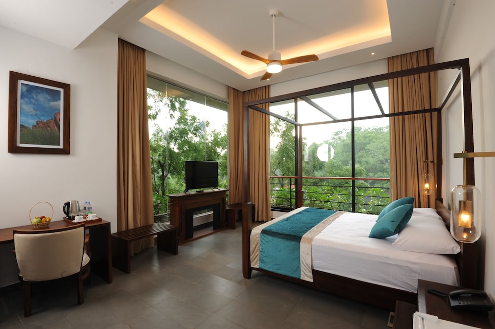 the lake forest hotel