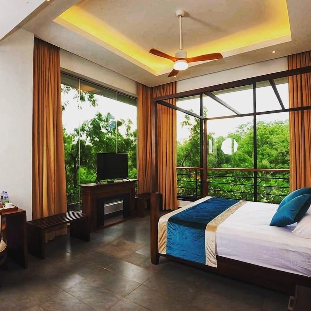 the lake forest hotel