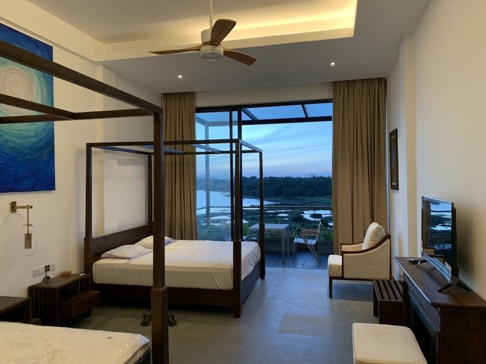 the lake forest hotel