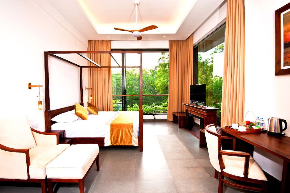 the lake forest hotel