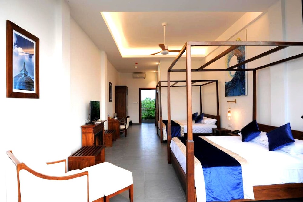 the lake forest hotel