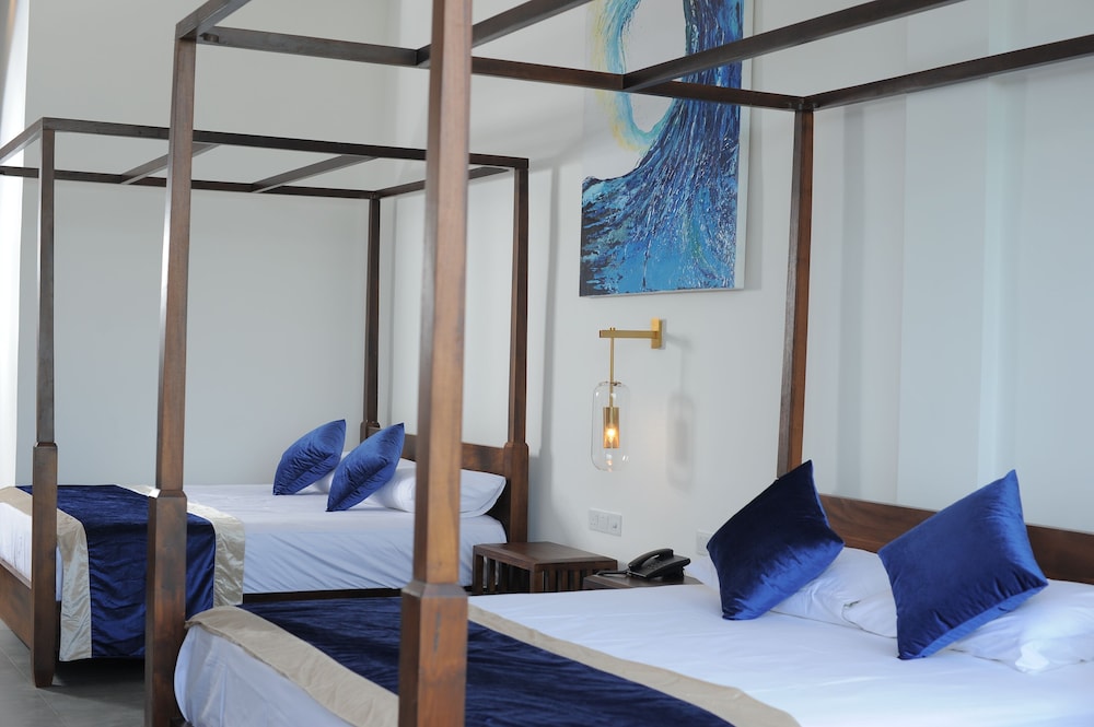 the lake forest hotel