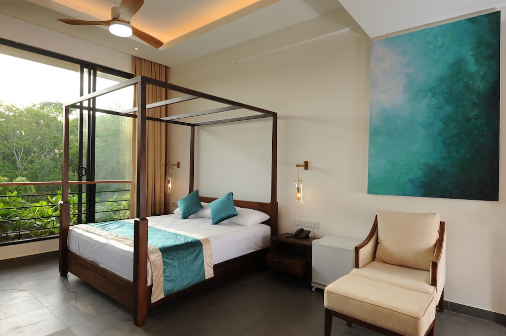 the lake forest hotel