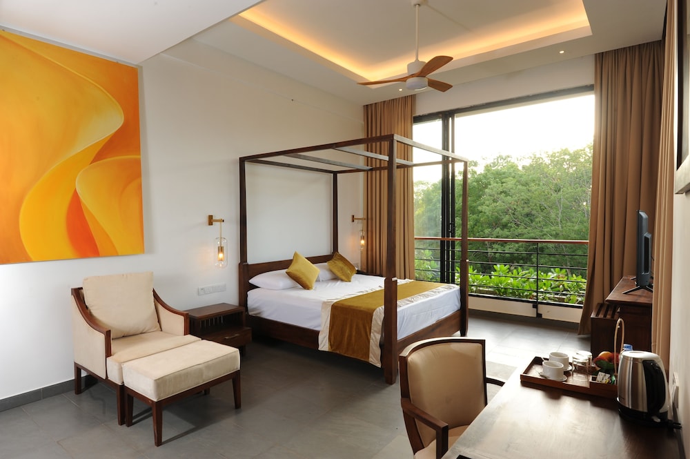 the lake forest hotel