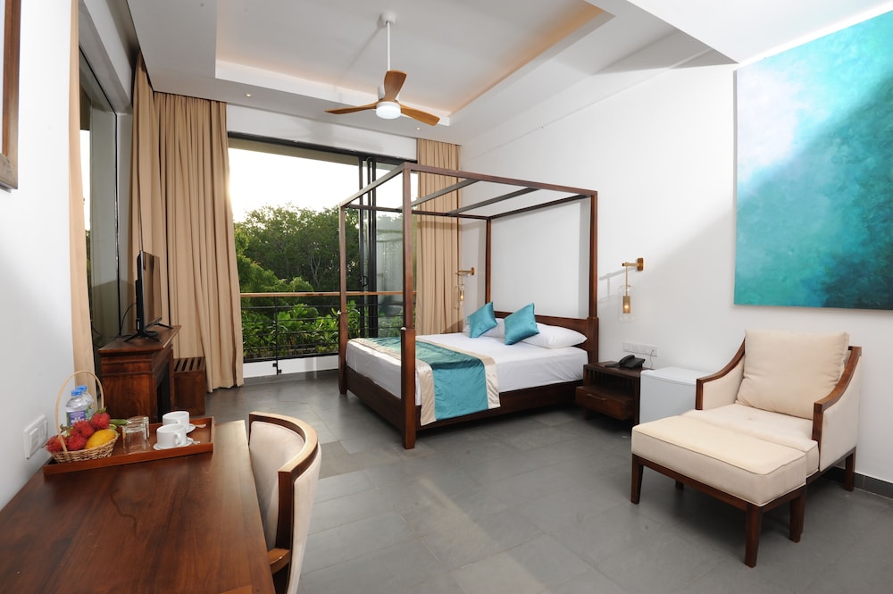 the lake forest hotel