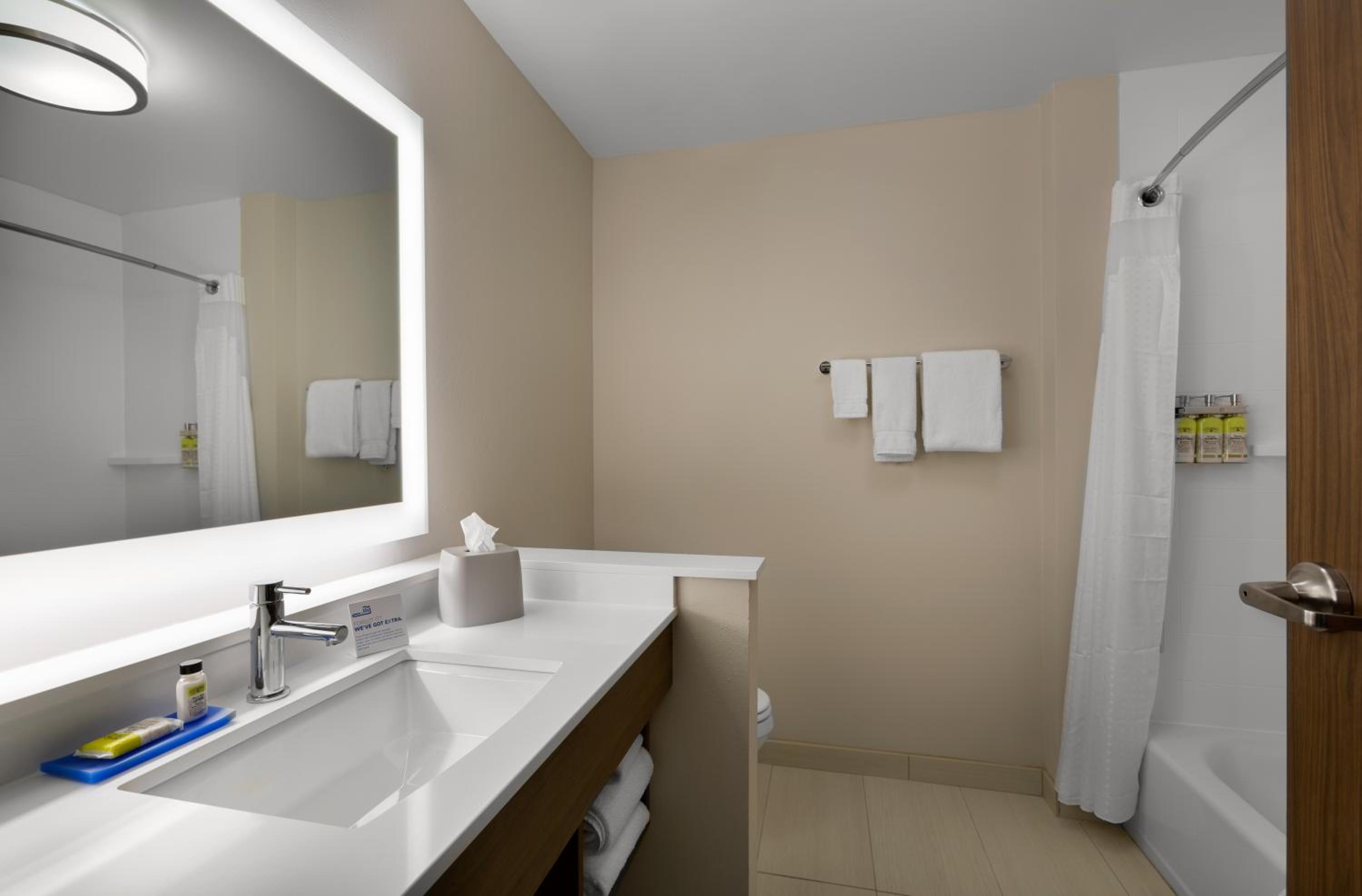 holiday inn express and suites fayetteville south an ihg hotel